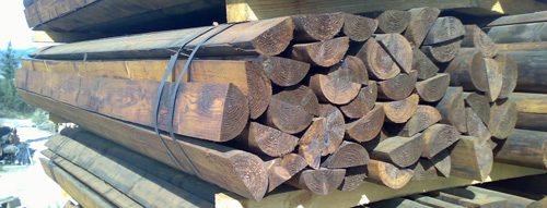 Poste de madera de pino torneada y con punta. Estaca de pino